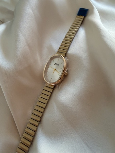 Reloj Sofía ovalado dorado